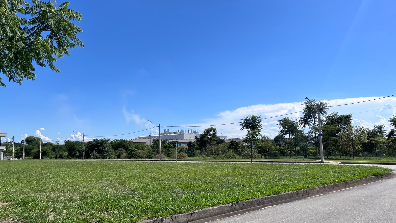 Terreno de Esquina à Venda no Condomínio Vereda dos Campos em São José dos Campos — miniatura 2