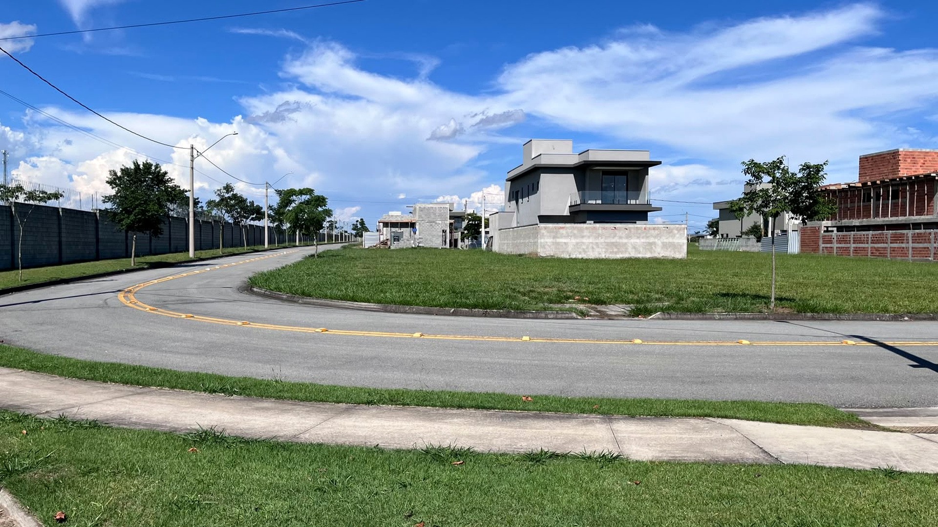 Terreno de Esquina à Venda no Condomínio Vereda dos Campos em São José dos Campos — miniatura 3