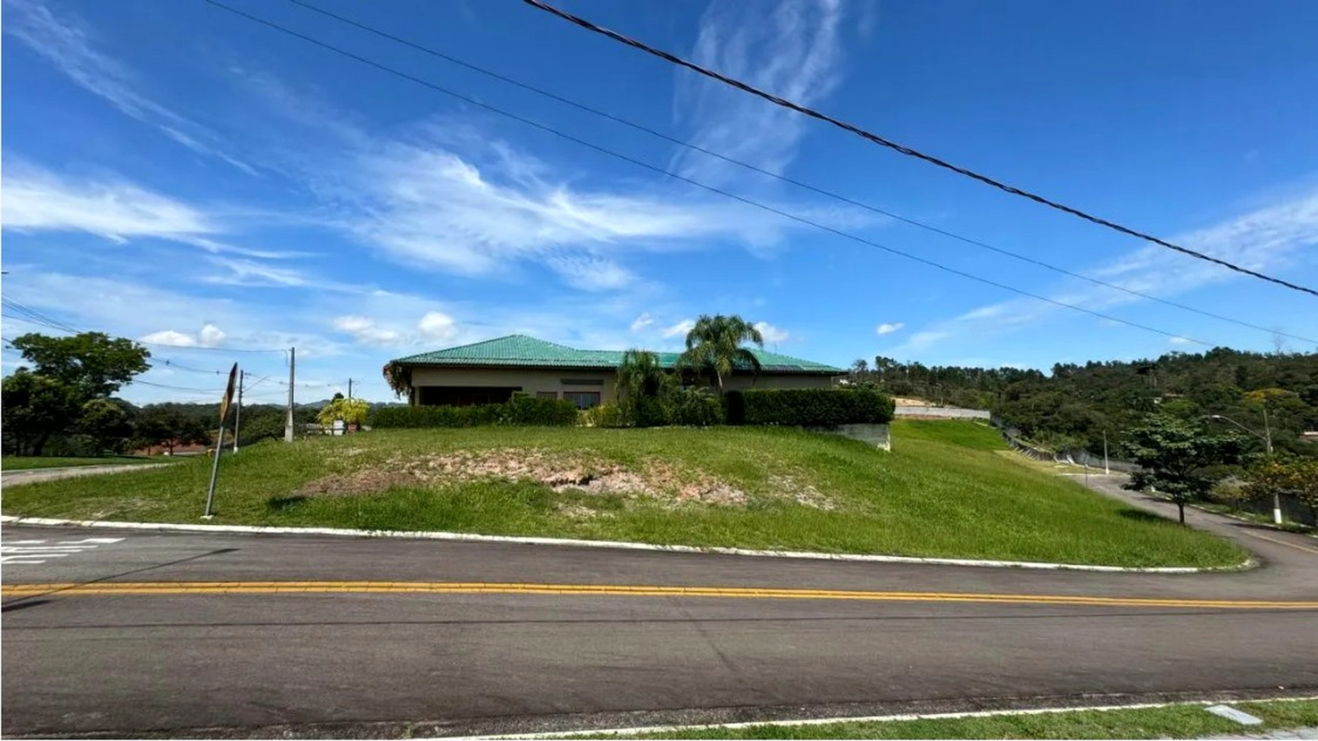 Terreno de Esquina à Venda no Condomínio Altos da Quinta em São José dos Campos, localizado em Jardim Torrão de Ouro • São José dos Campos/SP